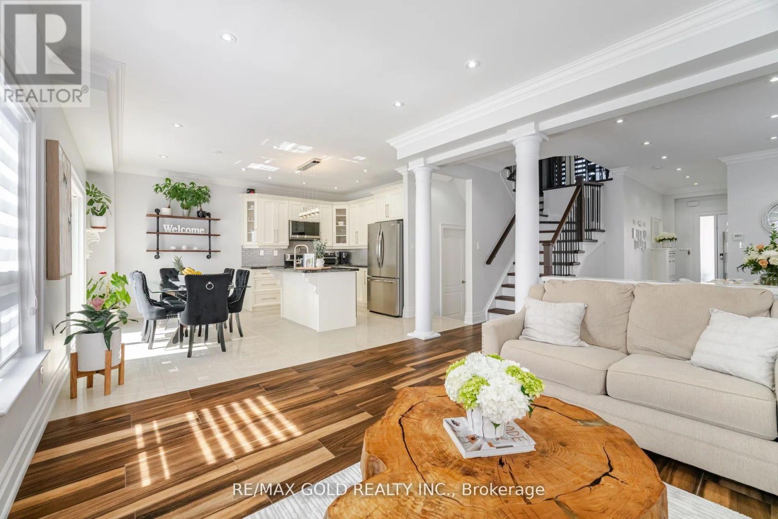 10 Cloverlawn Street, Brampton (Fletcher's Meadow), Ontario  L7A 3X5 - Photo 8 - W12495784