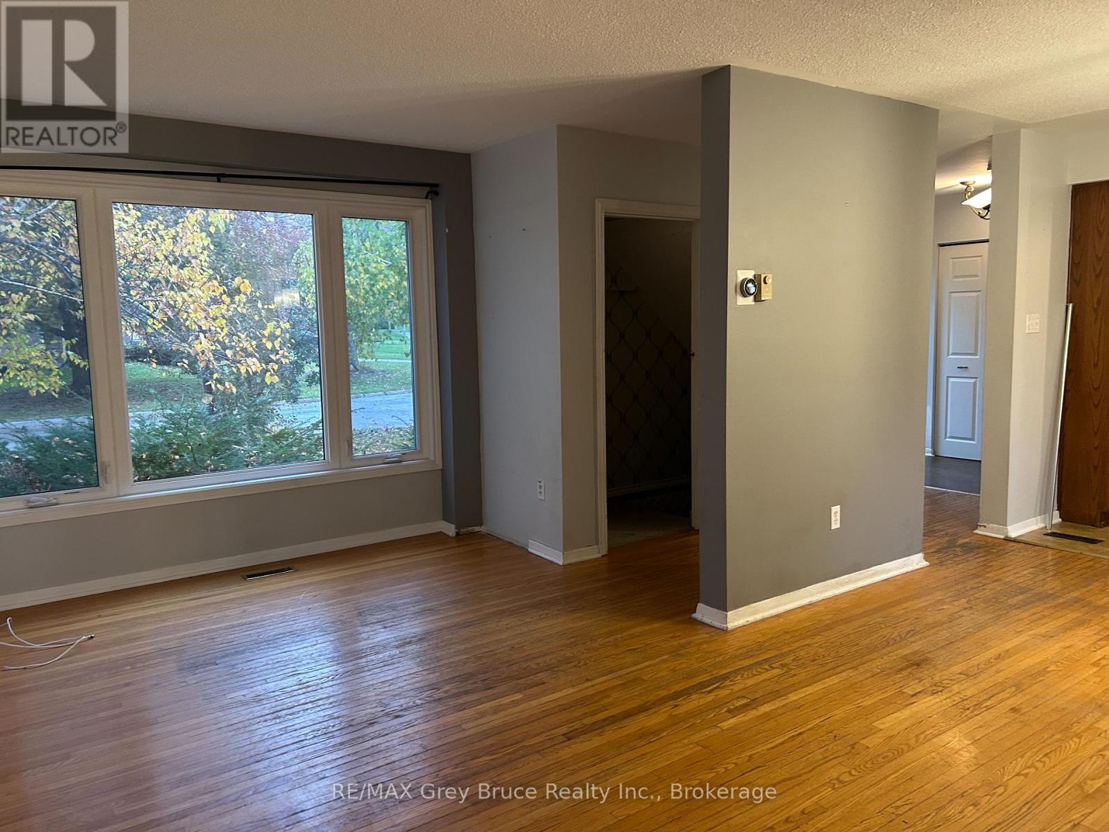 206 6th Avenue E, Owen Sound, Ontario  N4K 2T3 - Photo 4 - X12496056