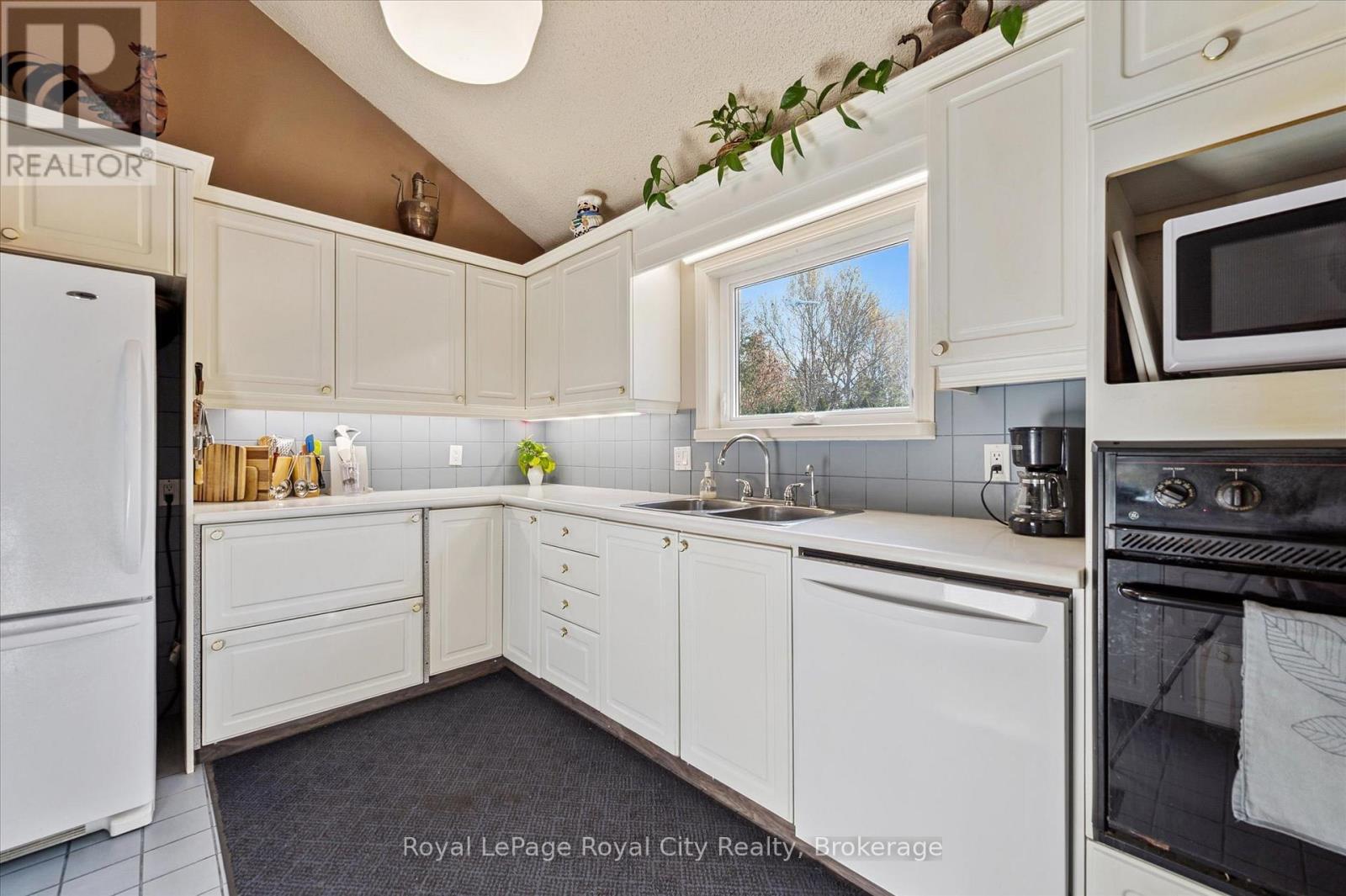 8060 Wellington Rd 18 Road, Centre Wellington, Ontario  N1M 2W5 - Photo 16 - X12496076