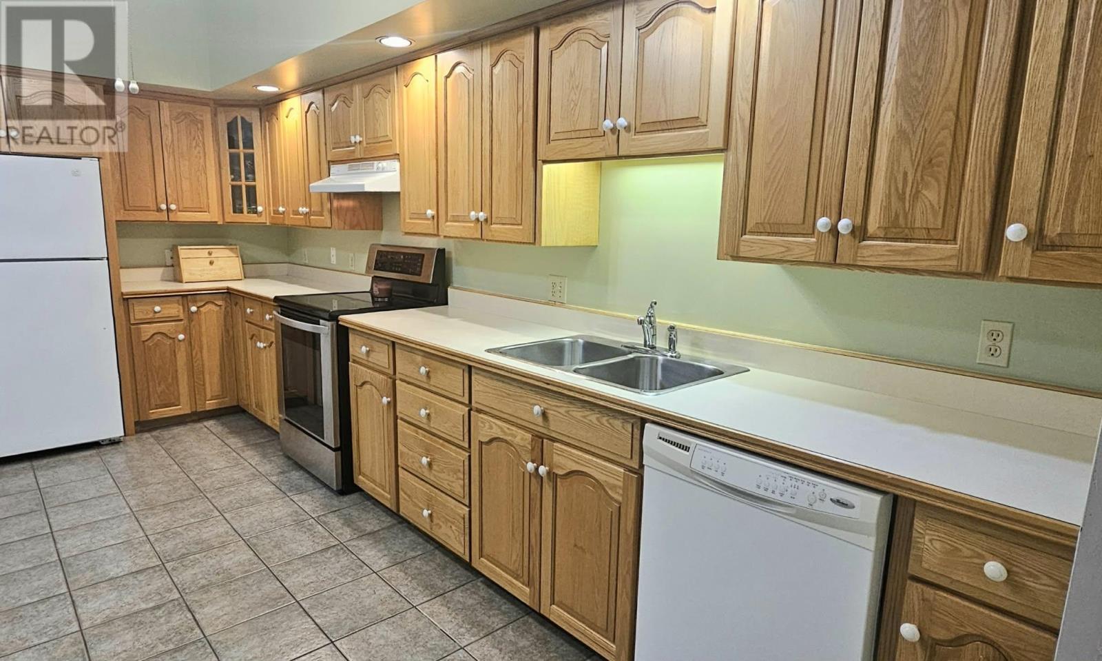 202 Euston Street, Charlottetown, Prince Edward Island  C1A 1W8 - Photo 6 - 202526997