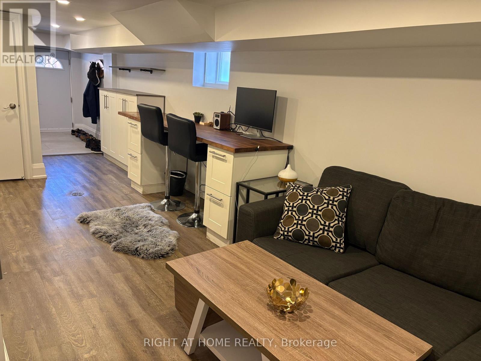 LOWER - 39 AMHERST AVENUE, Toronto, Ontario