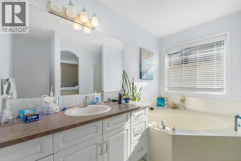 23 Valley Ponds Way Nw, Calgary, Alberta  T3B 5T5 - Photo 17 - A2265386