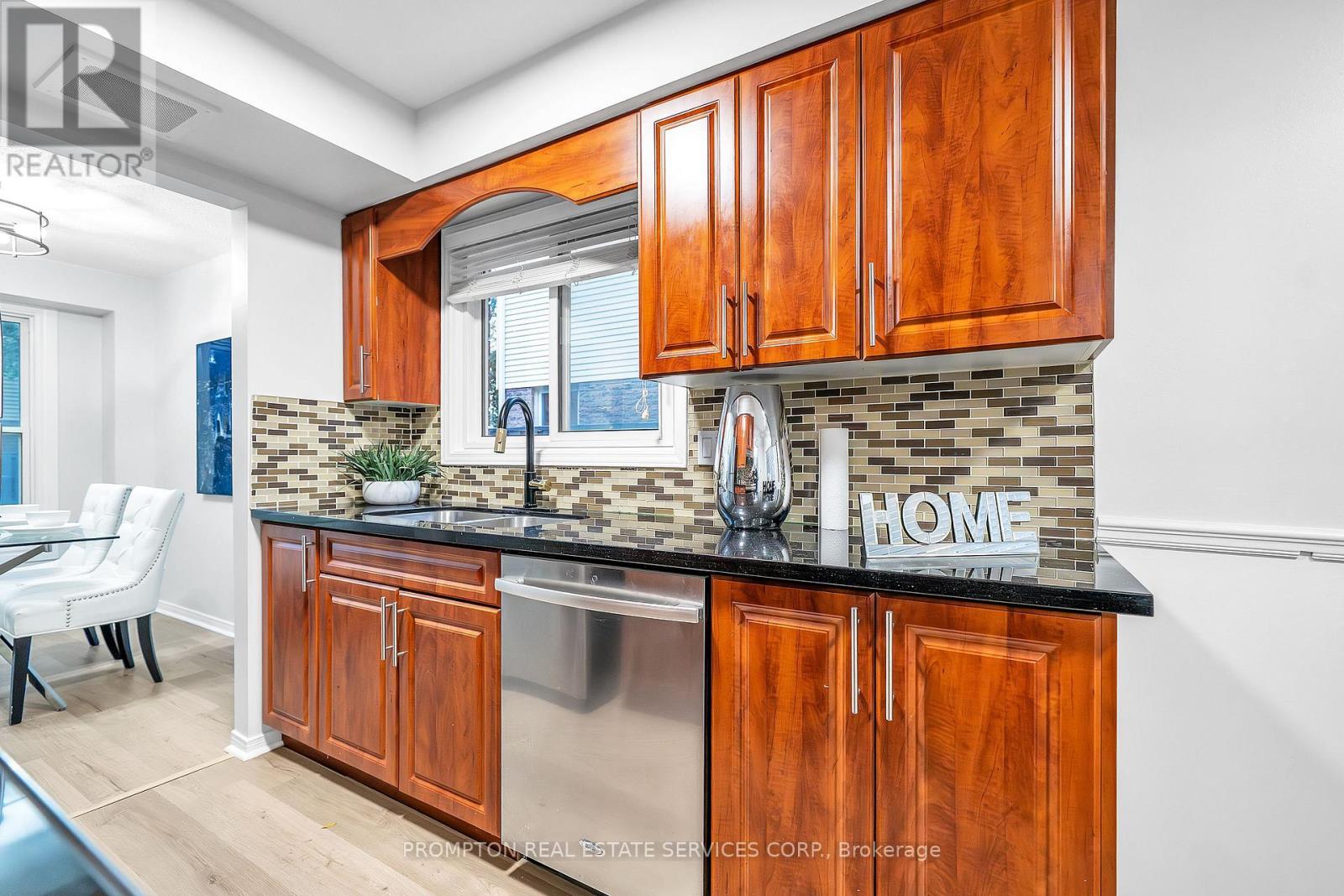 39 Frost Drive, Whitby, Ontario  L1P 1C8 - Photo 4 - E12496006