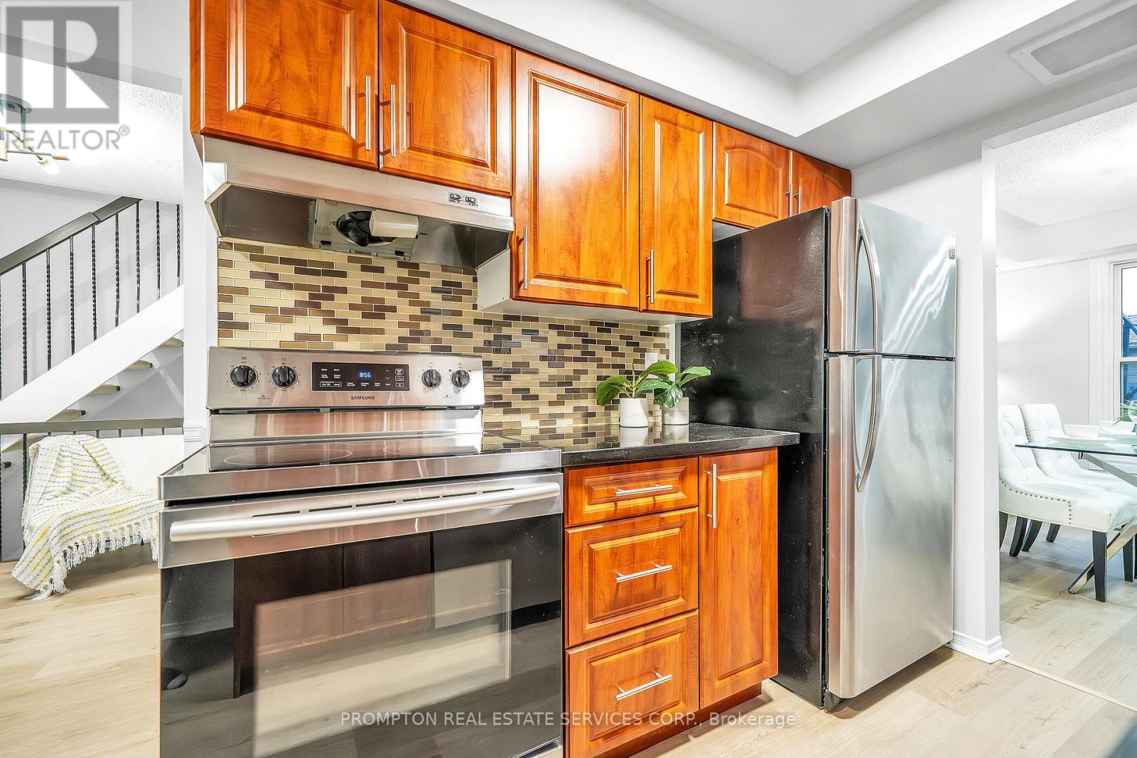 39 Frost Drive, Whitby, Ontario  L1P 1C8 - Photo 6 - E12496052