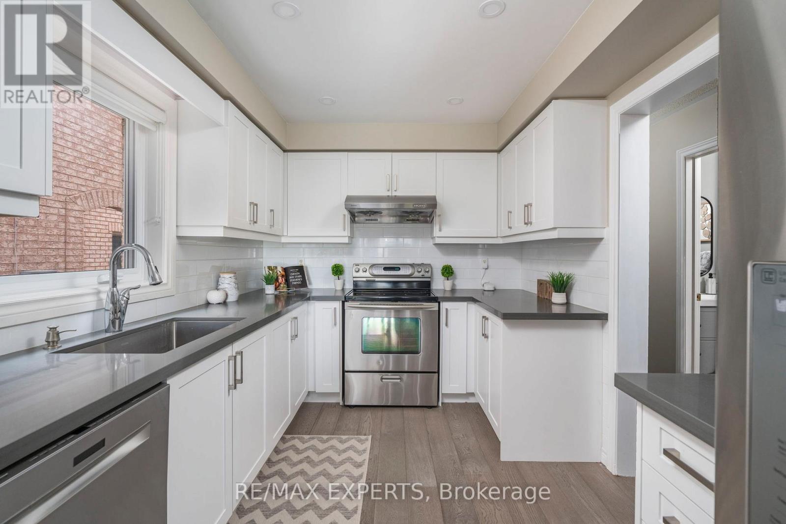 157 Primeau Drive, Aurora, Ontario  L4G 6Z6 - Photo 4 - N12496032