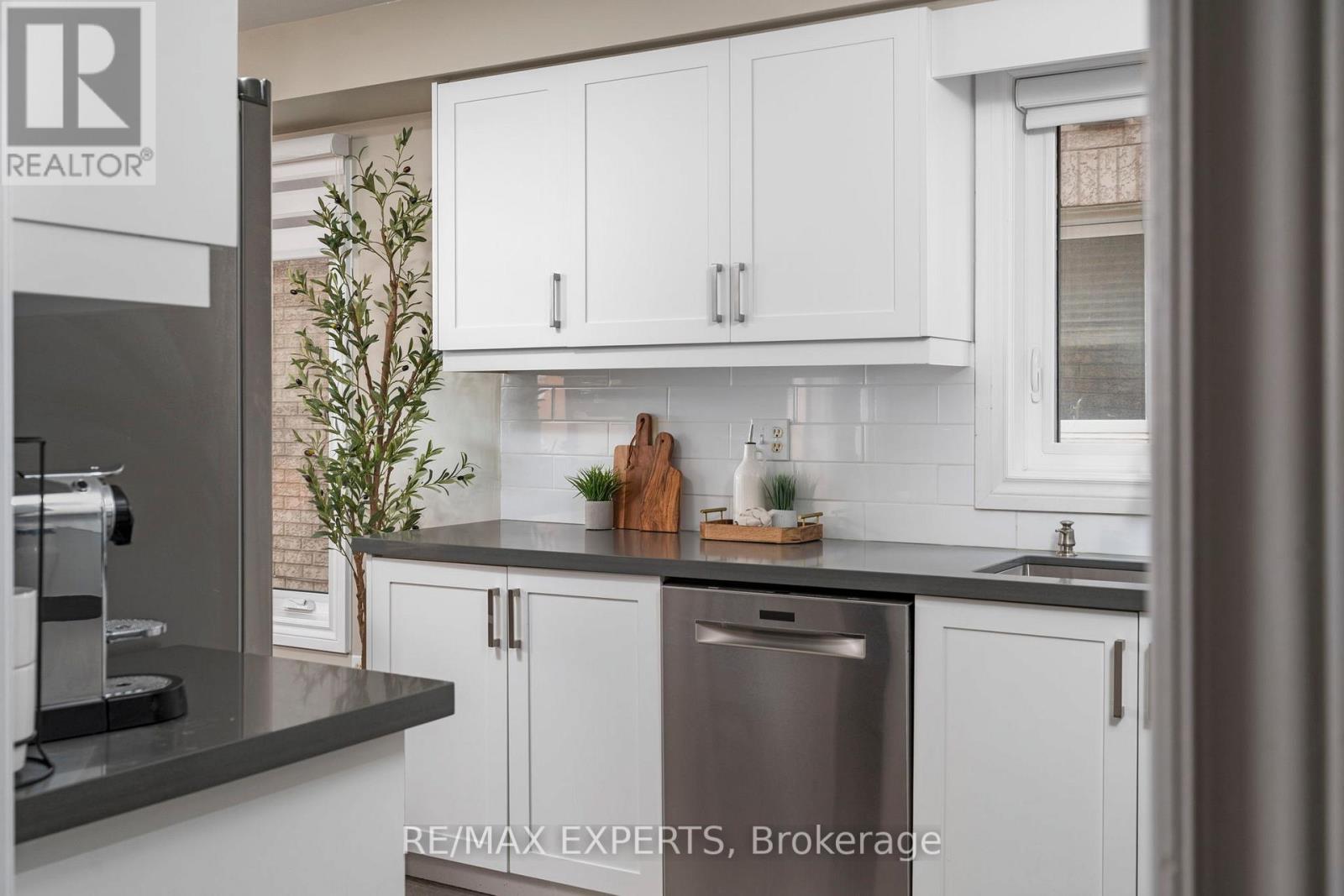 157 Primeau Drive, Aurora, Ontario  L4G 6Z6 - Photo 5 - N12496032