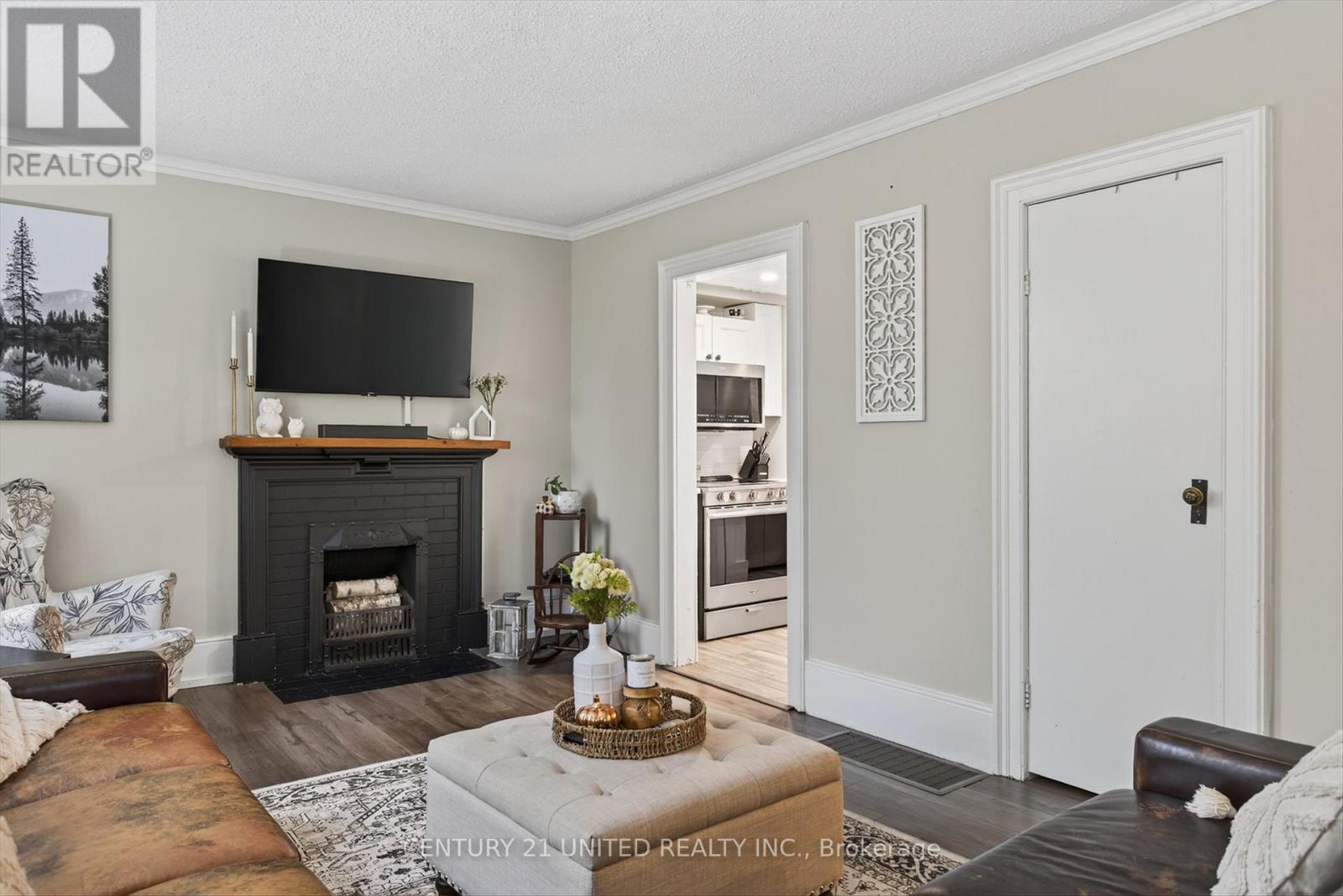 71 Bond Street W, Kawartha Lakes, Ontario K9V 3R5 - Photo 12 - X12496198