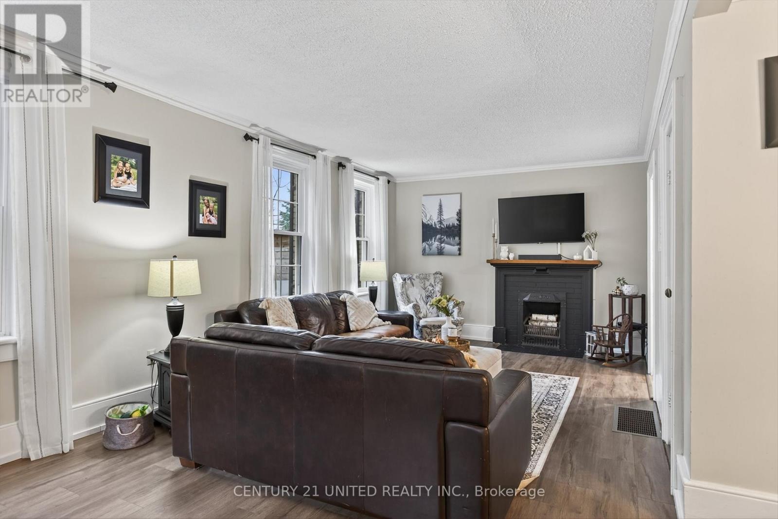 71 Bond Street W, Kawartha Lakes, Ontario K9V 3R5 - Photo 9 - X12496198