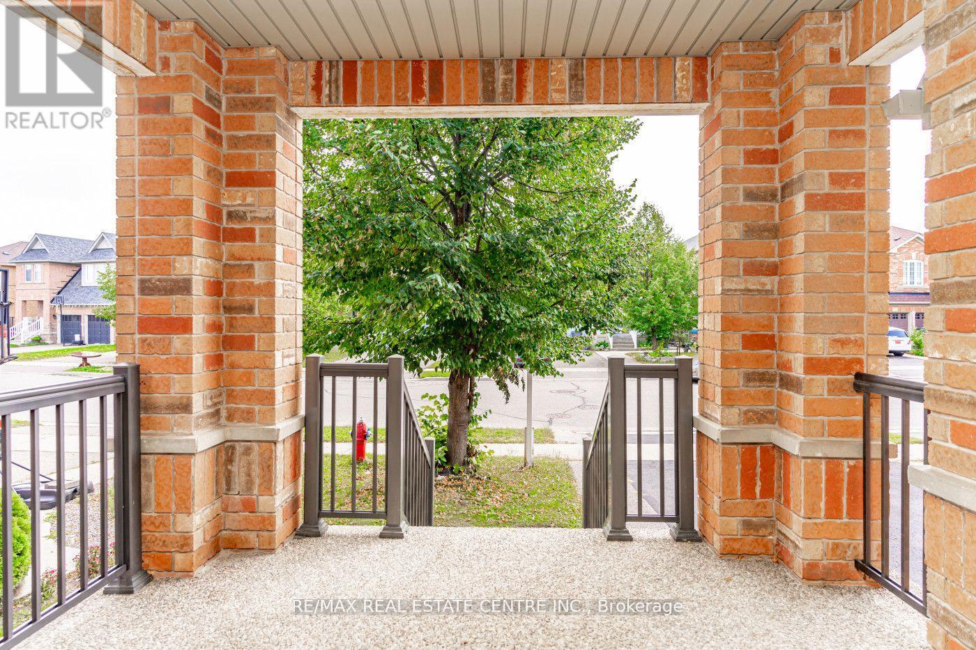 107 Crown Victoria Drive, Brampton, Ontario  L7A 3X9 - Photo 4 - W12495840