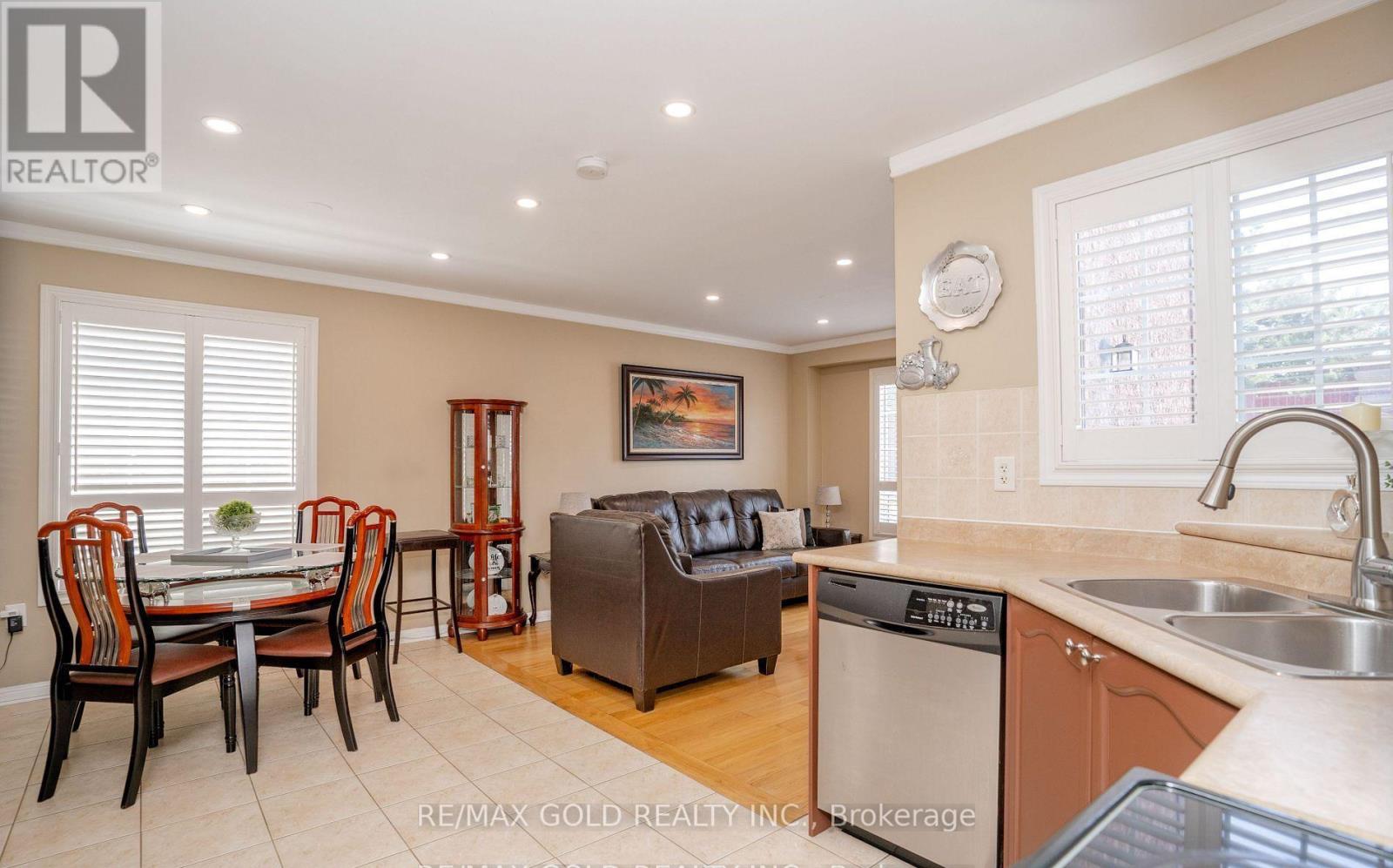 34 Jingle Crescent, Brampton, Ontario  L6S 0B2 - Photo 10 - W12495948