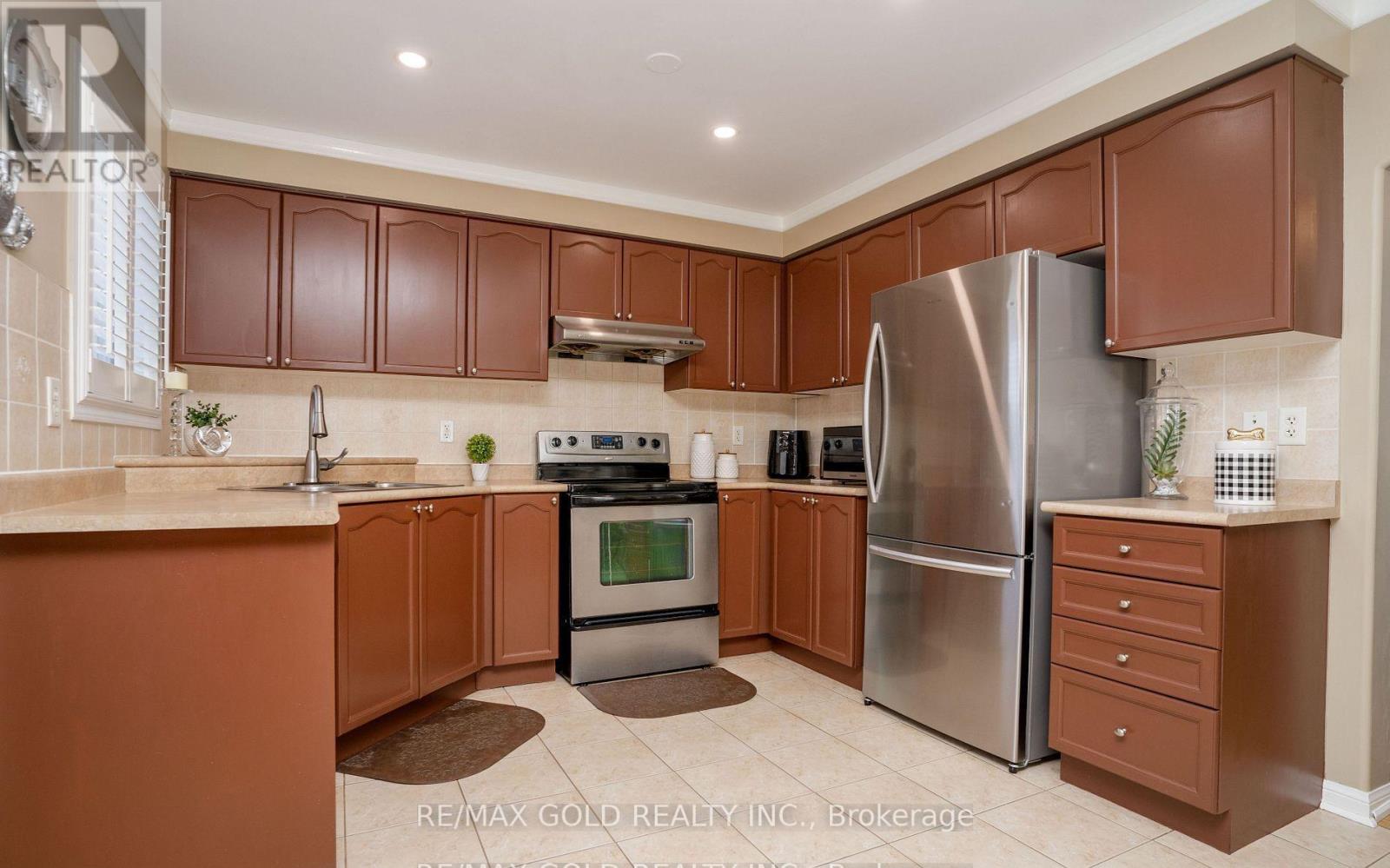 34 Jingle Crescent, Brampton, Ontario  L6S 0B2 - Photo 11 - W12495948