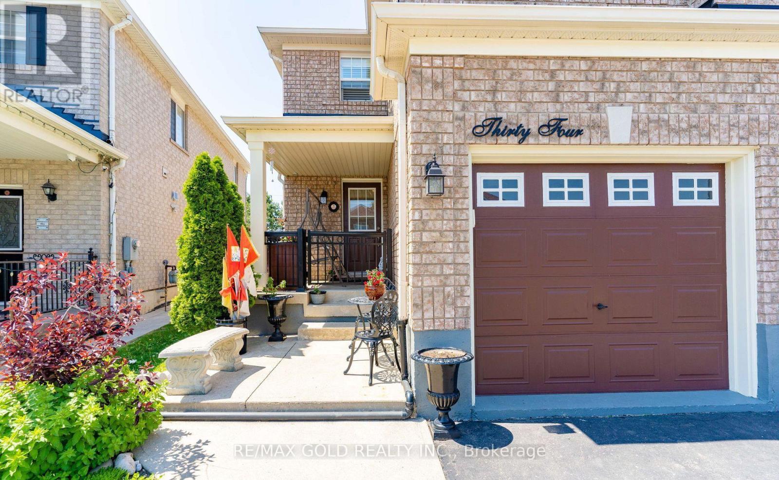 34 Jingle Crescent, Brampton, Ontario  L6S 0B2 - Photo 3 - W12495948