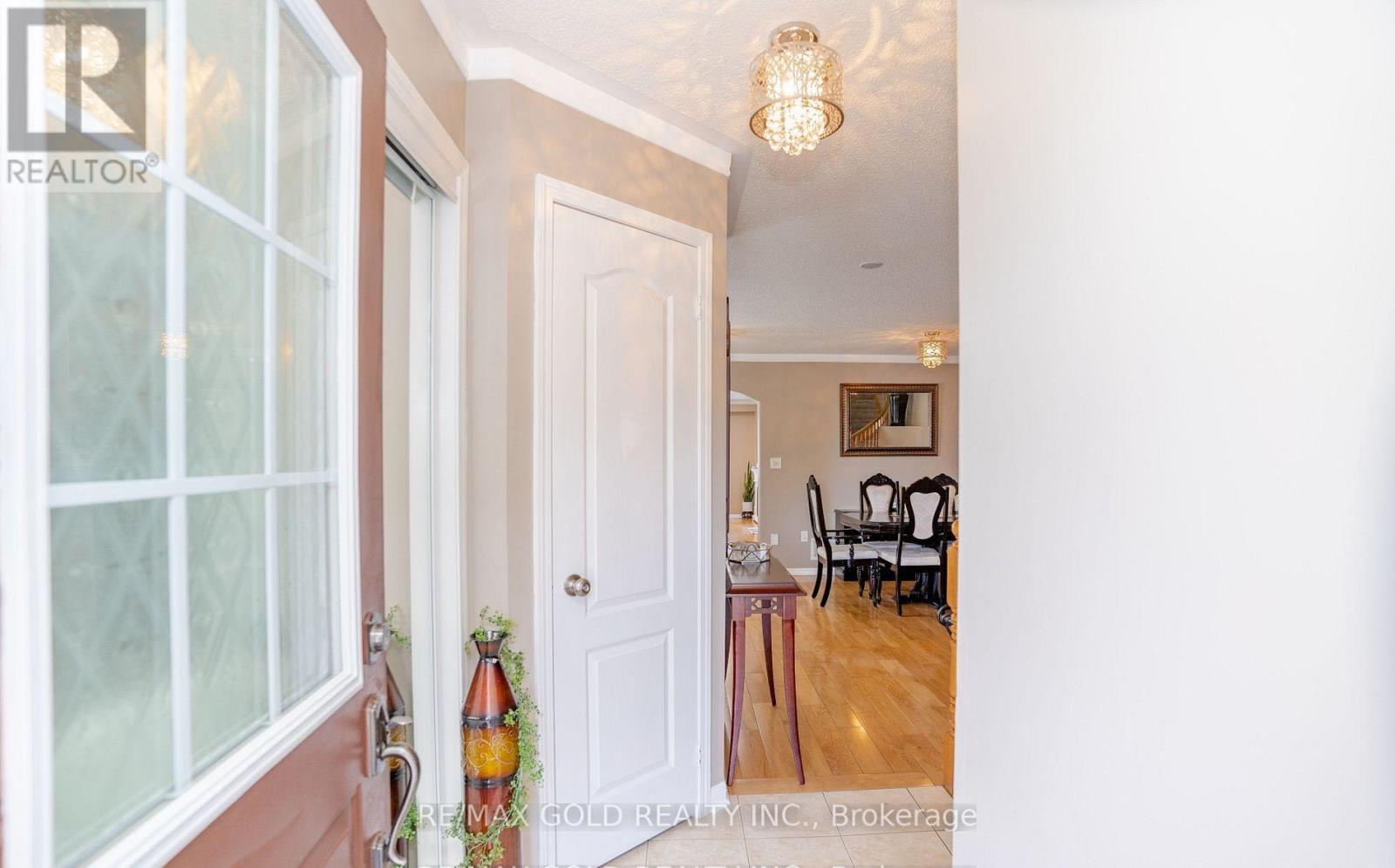 34 Jingle Crescent, Brampton, Ontario  L6S 0B2 - Photo 4 - W12495948