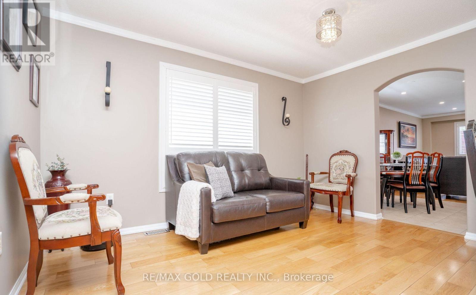 34 Jingle Crescent, Brampton, Ontario  L6S 0B2 - Photo 8 - W12495948