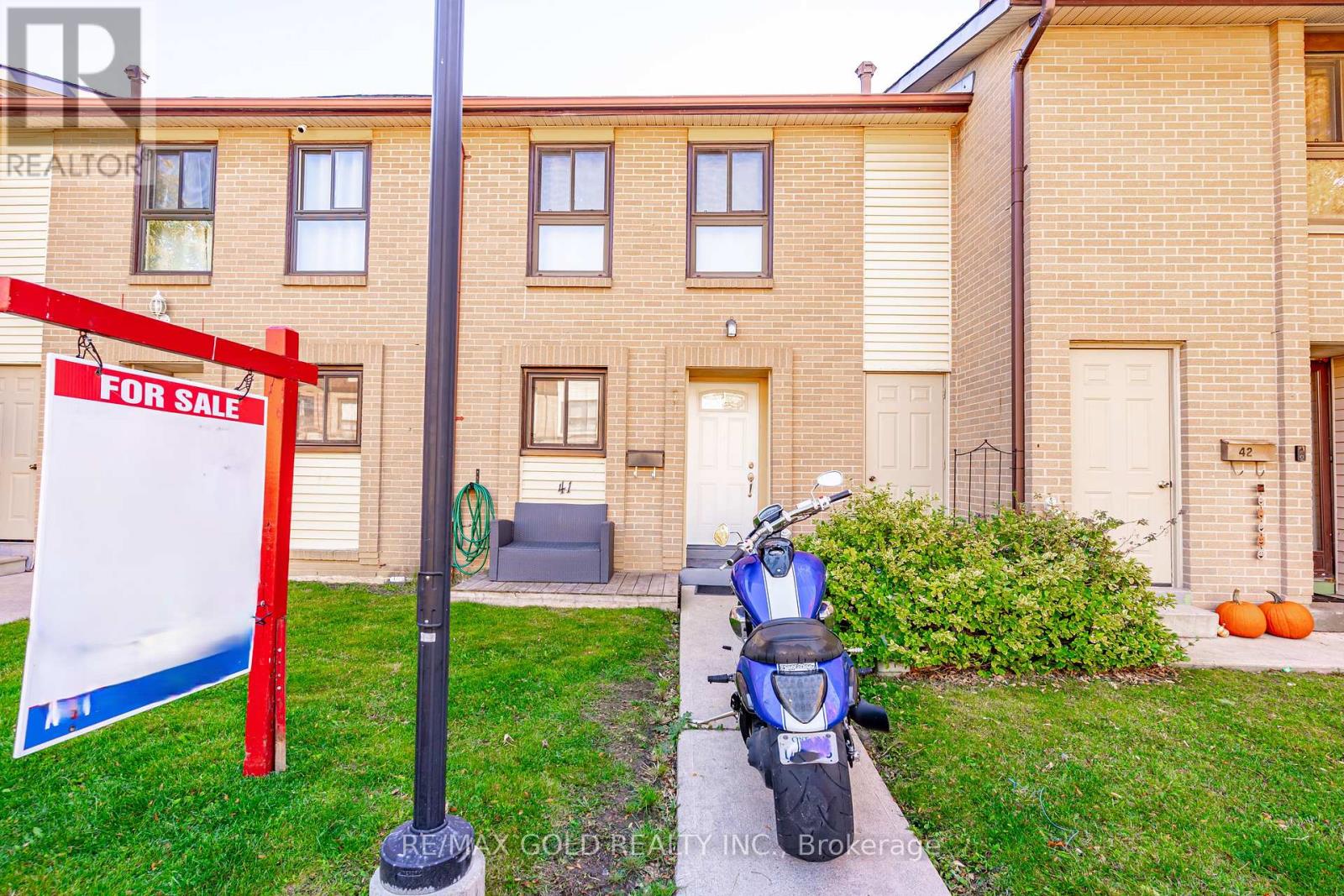 41 - 46 Dearbourne Boulevard, Brampton, Ontario  L6T 1J7 - Photo 2 - W12496036