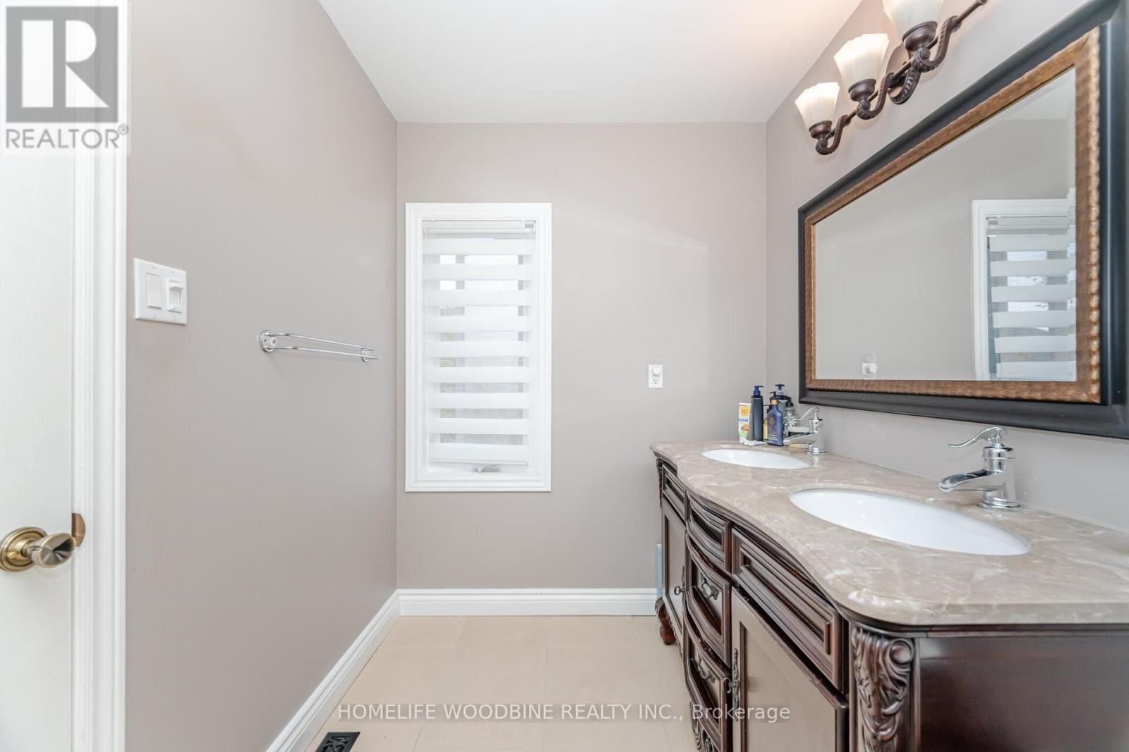 2546 Burnford Trail N, Mississauga, Ontario  L5M 5E3 - Photo 24 - W12496072