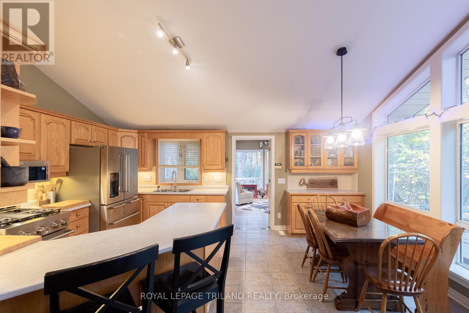 10092 Lakeshore Road, Lambton Shores (Grand Bend), Ontario  N0M 1T0 - Photo 18 - X12496120