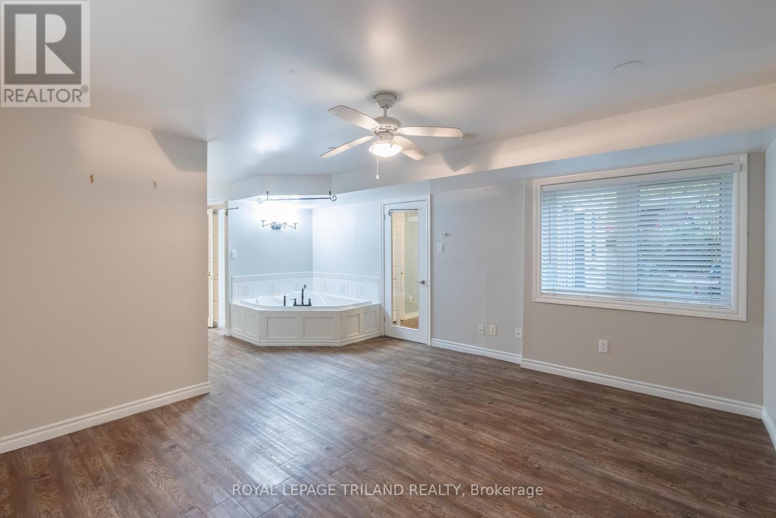 10092 Lakeshore Road, Lambton Shores (Grand Bend), Ontario  N0M 1T0 - Photo 28 - X12496120