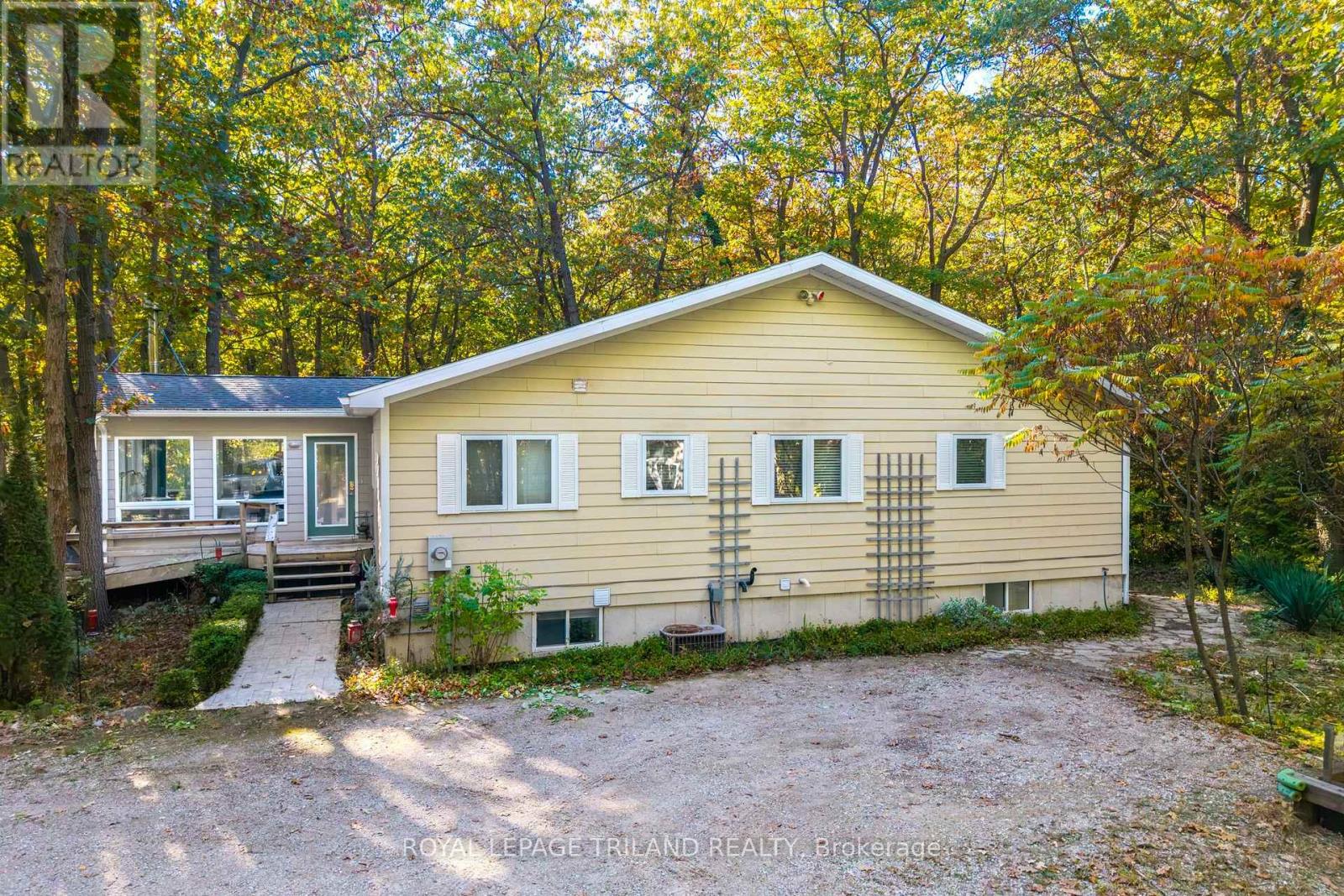 10092 Lakeshore Road, Lambton Shores (Grand Bend), Ontario  N0M 1T0 - Photo 38 - X12496120