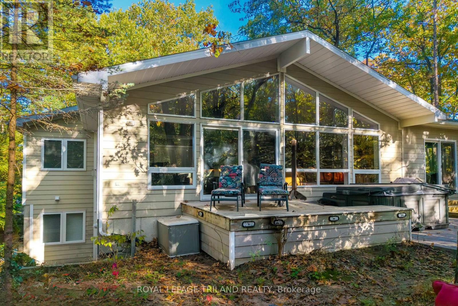 10092 Lakeshore Road, Lambton Shores (Grand Bend), Ontario  N0M 1T0 - Photo 42 - X12496120