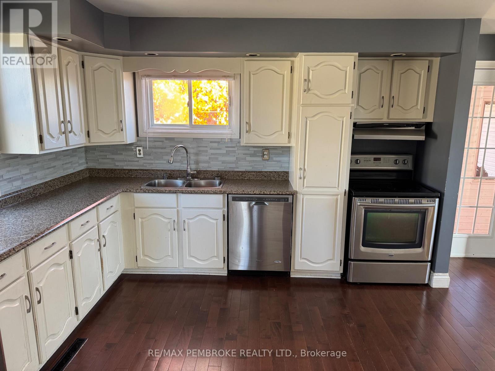 613 Roy Street W, Laurentian Valley, Ontario  K8A 6R9 - Photo 2 - X12496184