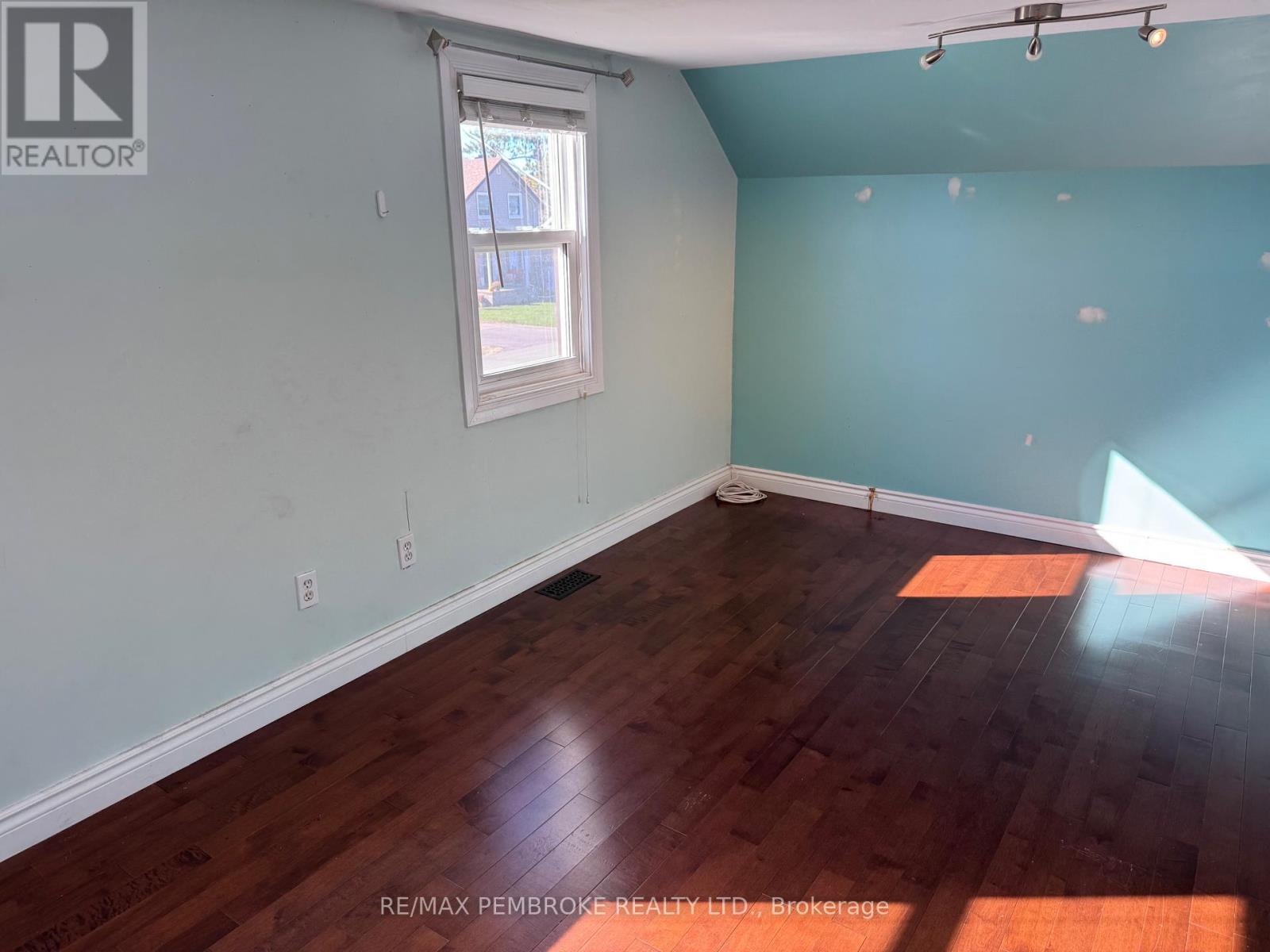 613 Roy Street W, Laurentian Valley, Ontario  K8A 6R9 - Photo 5 - X12496184