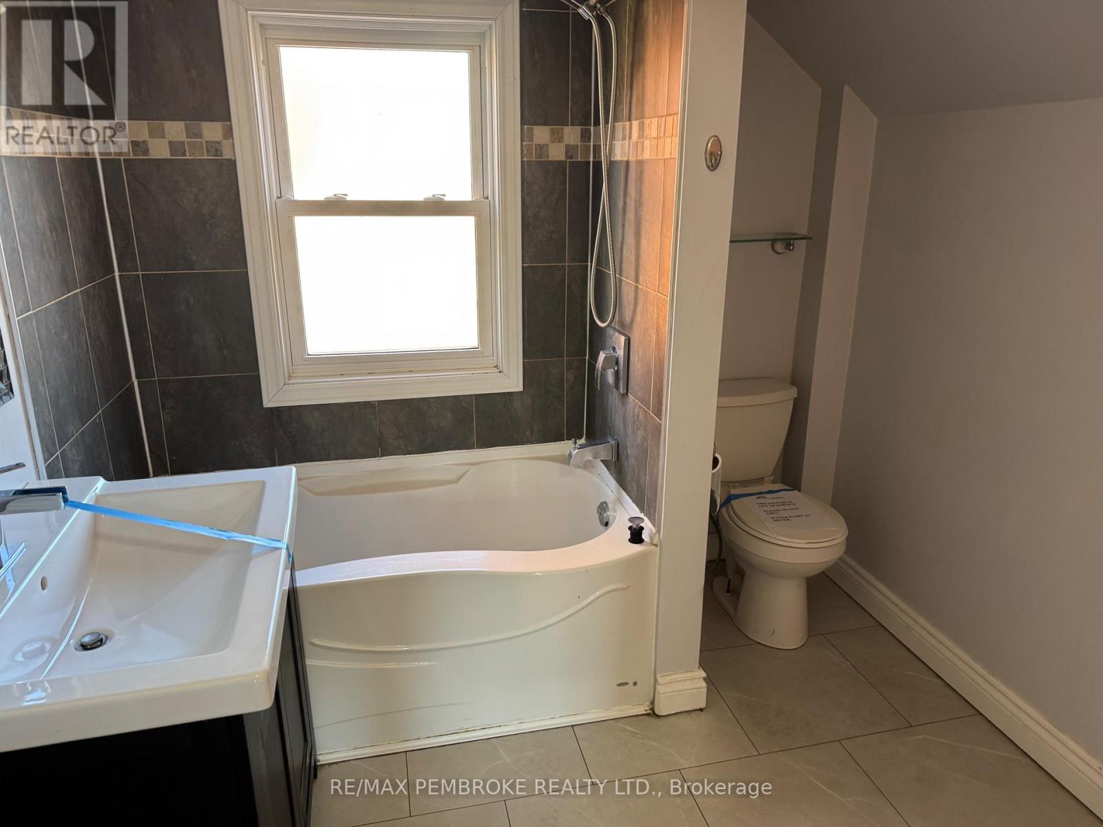 613 Roy Street W, Laurentian Valley, Ontario  K8A 6R9 - Photo 6 - X12496184