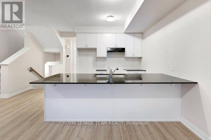 736 Mishi Private, Ottawa, Ontario  K1K 5C5 - Photo 5 - X12496100