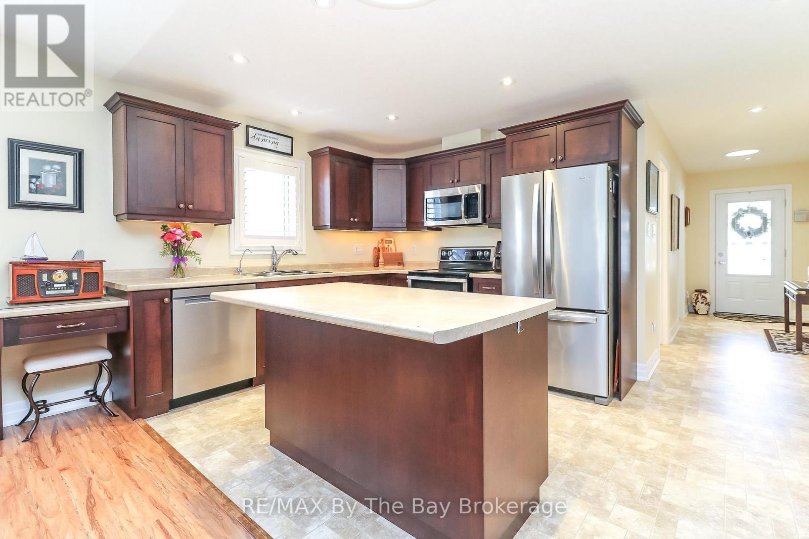 31 New York Avenue, Wasaga Beach, Ontario  L9Z 3A8 - Photo 11 - S12496168