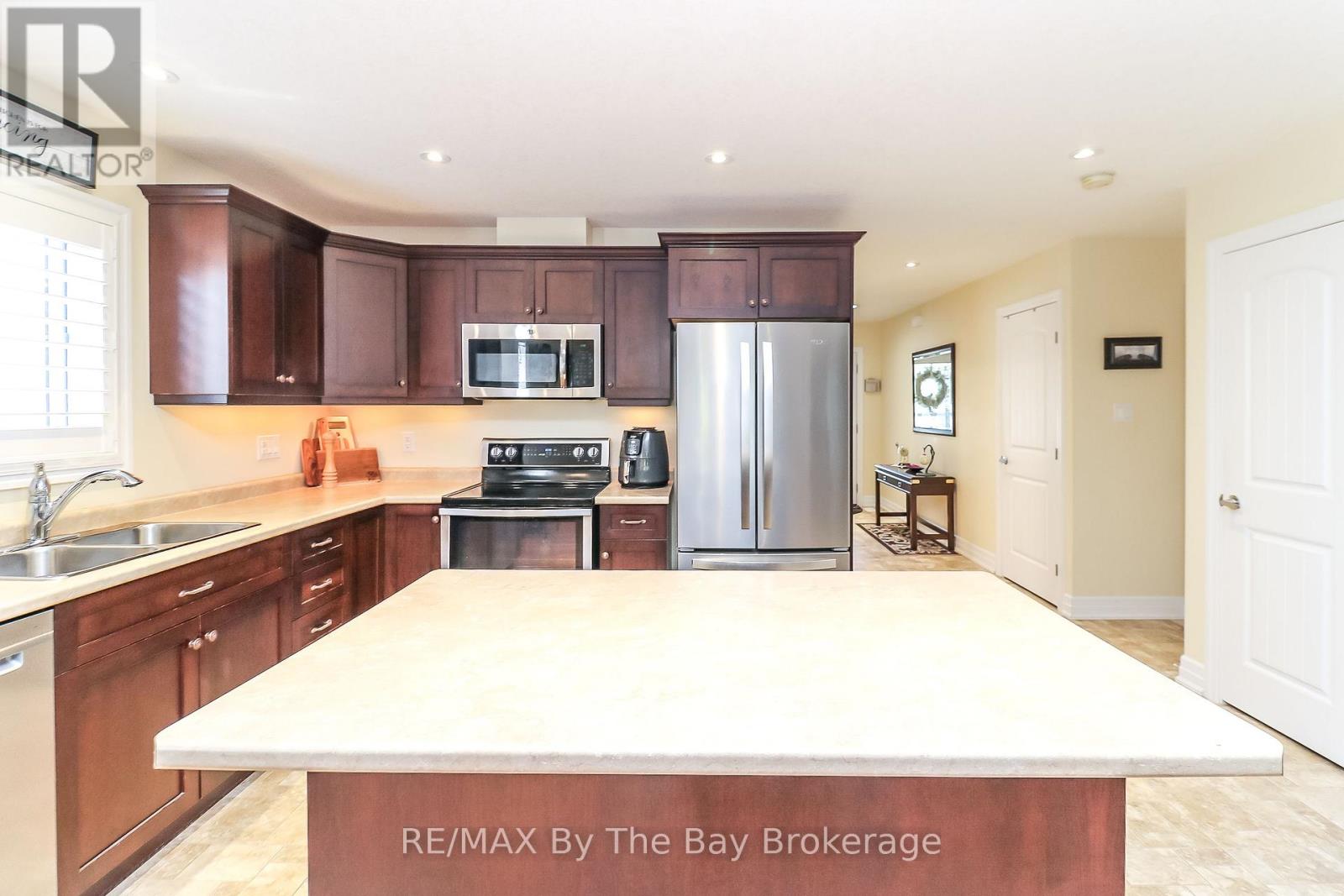 31 New York Avenue, Wasaga Beach, Ontario  L9Z 3A8 - Photo 12 - S12496168