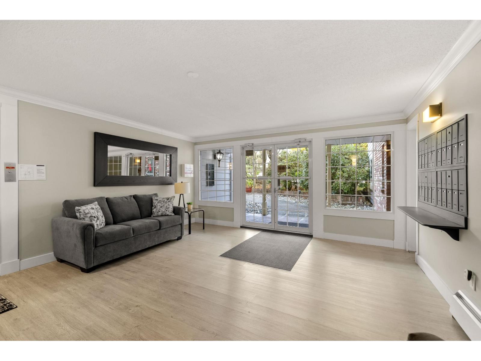 206 15010 Roper Avenue, White Rock, British Columbia  V4B 5A9 - Photo 2 - R3062414