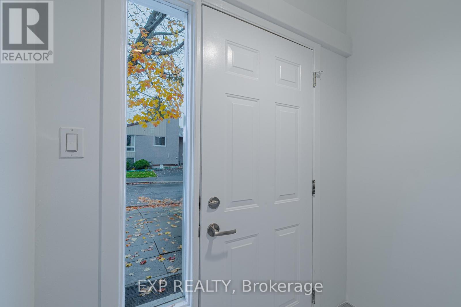 268 Woodfield Drive, Ottawa, Ontario  K2G 4P2 - Photo 4 - X12496390