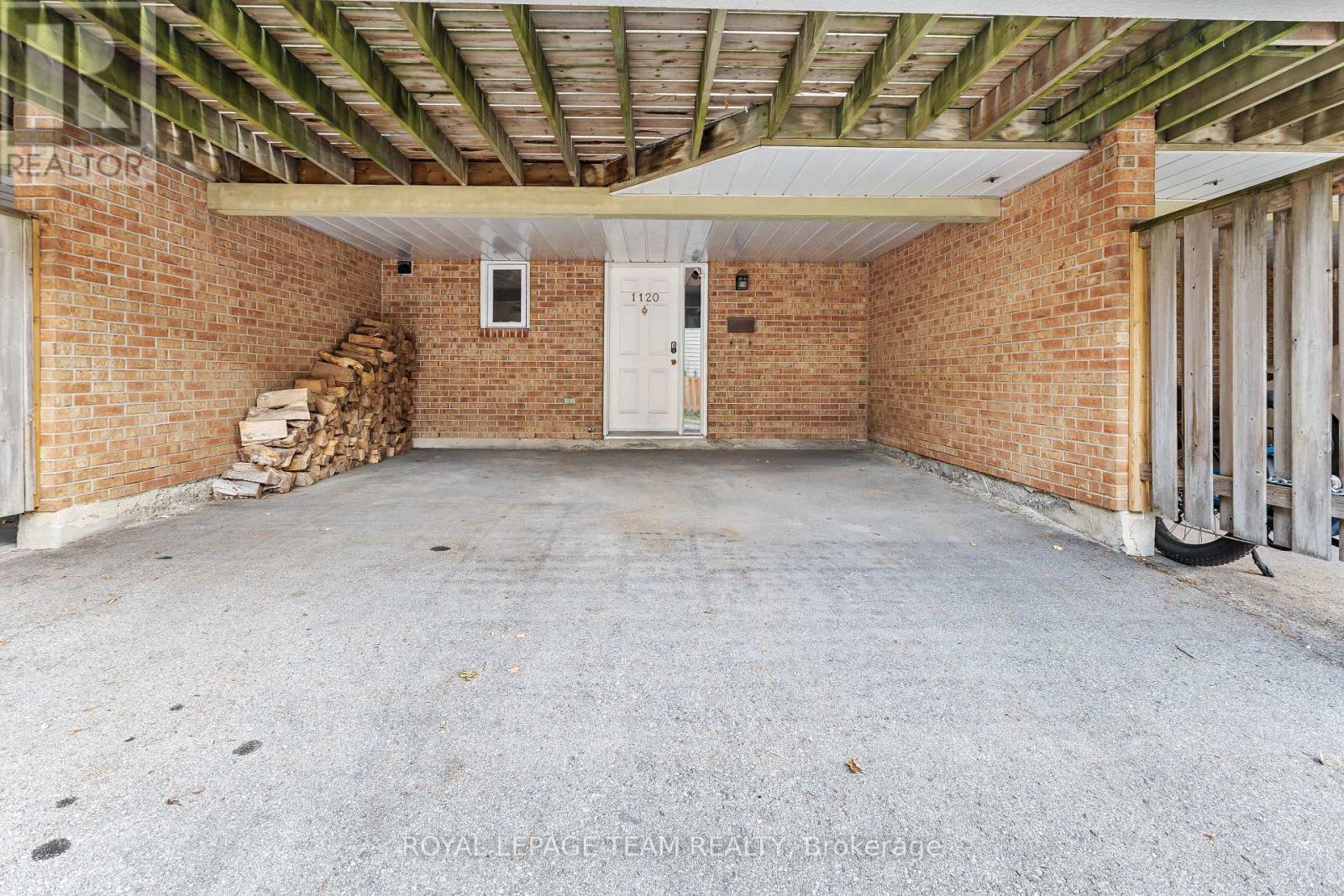 1120 Chimney Hill Way, Ottawa, Ontario  K1J 8Z6 - Photo 2 - X12496490