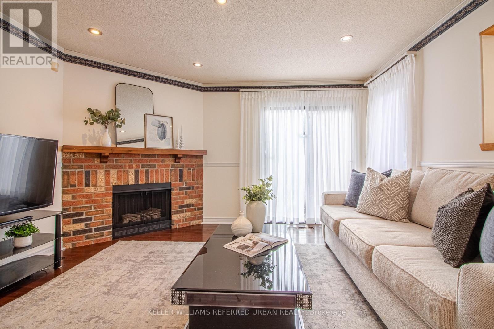 63 Holmbush Crescent, Toronto (Steeles), Ontario  M1V 2Y8 - Photo 2 - E12496122