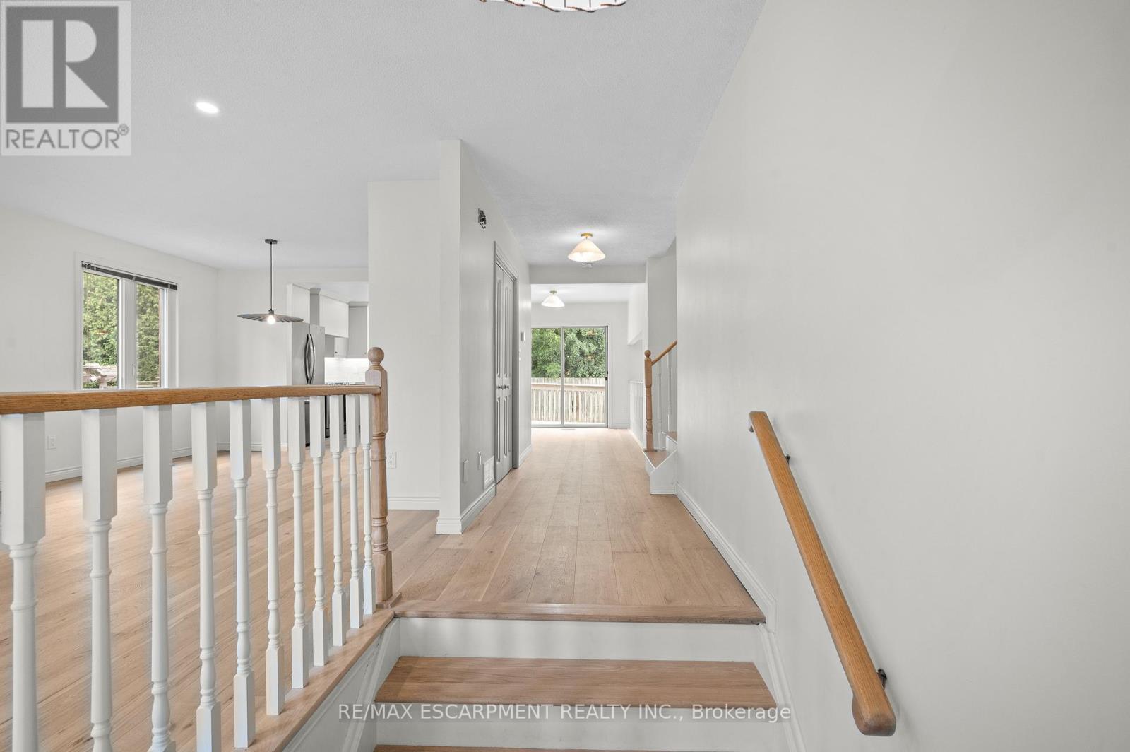 31 Inglewood Place, Whitby (Blue Grass Meadows), Ontario  L1N 8Z9 - Photo 2 - E12496216