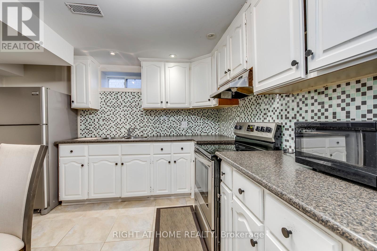 Lower - 56 Barberry Crescent, Richmond Hill, Ontario  L4E 4S6 - Photo 12 - N12496212