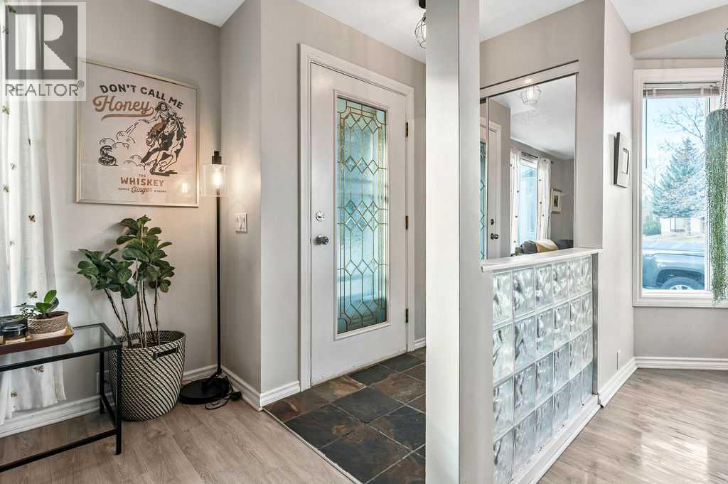 106 Woodfield Close Sw, Calgary, Alberta  T2W 3V4 - Photo 4 - A2268013