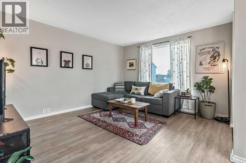 106 Woodfield Close Sw, Calgary, Alberta  T2W 3V4 - Photo 6 - A2268013