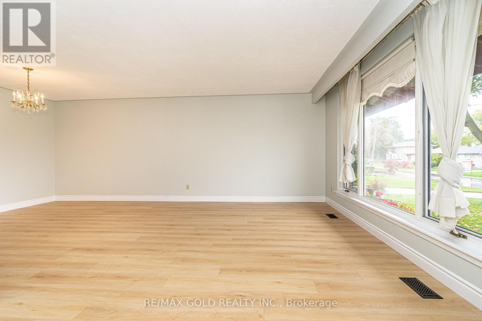 57 Alderbury Crescent, Brampton (Avondale), Ontario  L6T 1P5 - Photo 10 - W12496104