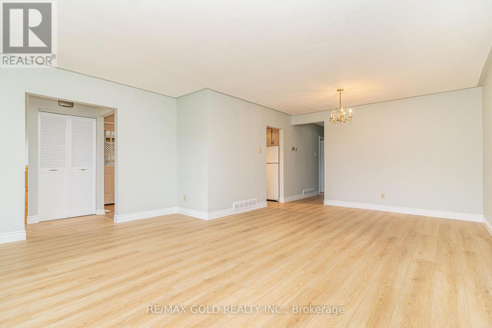 57 Alderbury Crescent, Brampton (Avondale), Ontario  L6T 1P5 - Photo 11 - W12496104