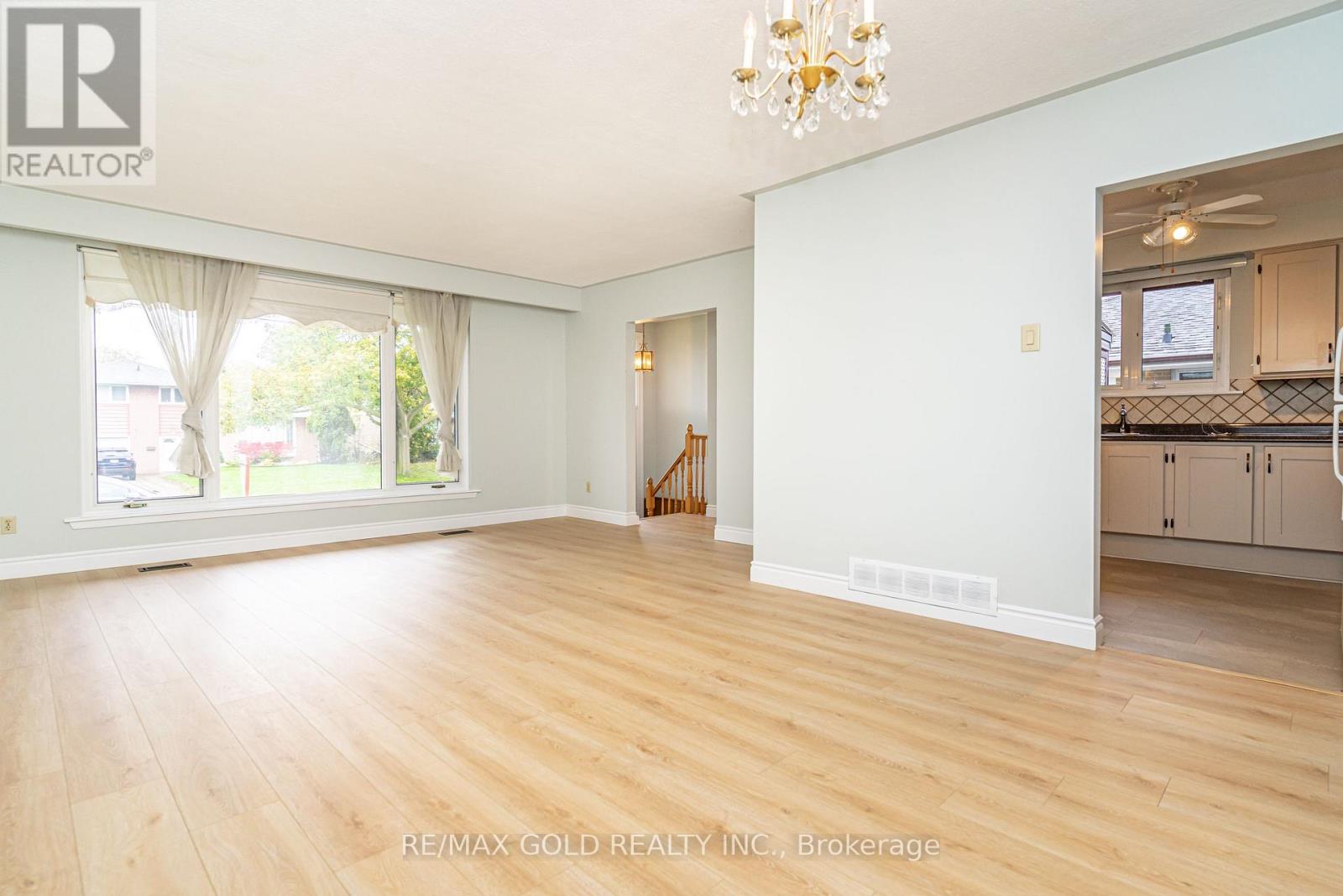 57 Alderbury Crescent, Brampton (Avondale), Ontario  L6T 1P5 - Photo 12 - W12496104