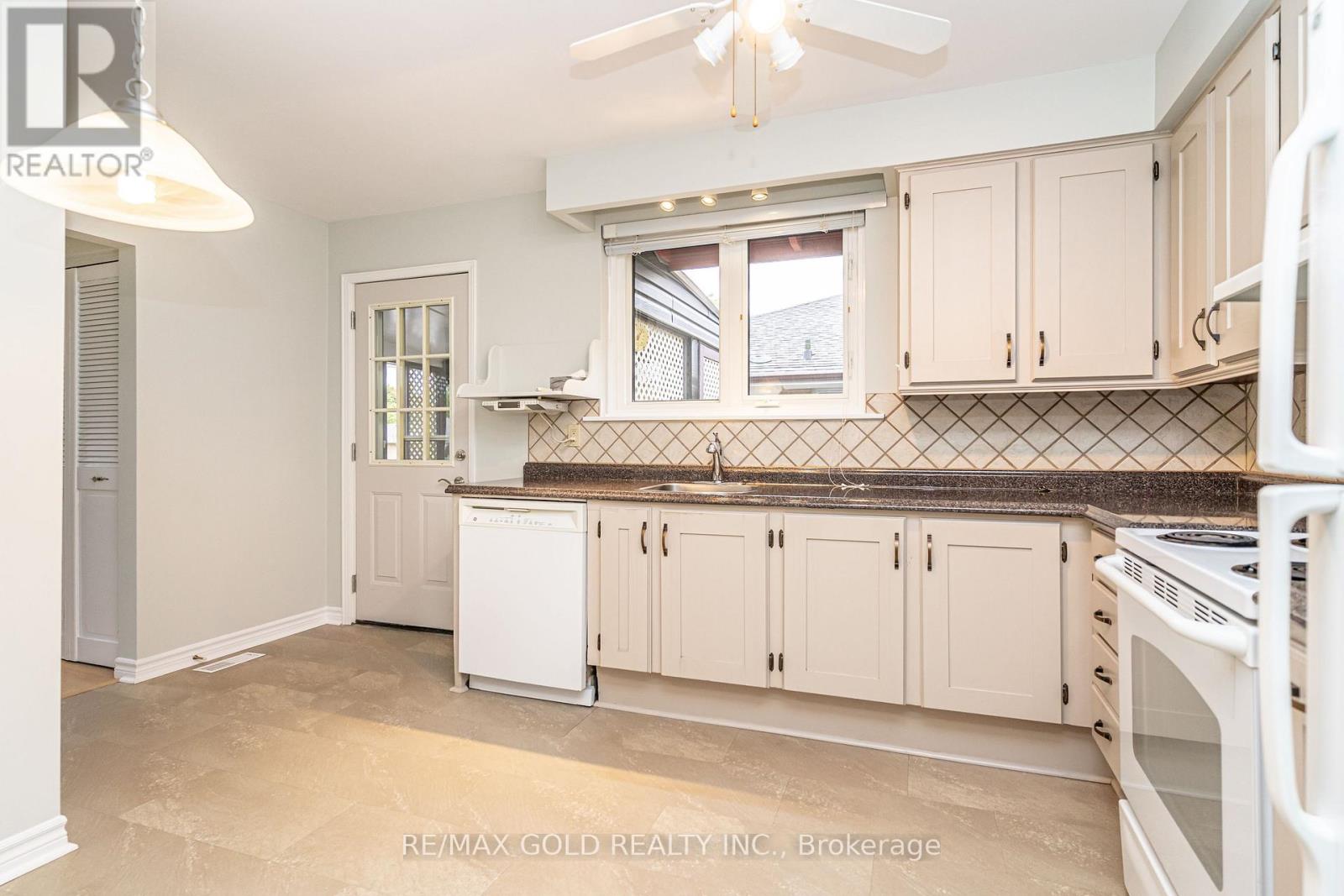 57 Alderbury Crescent, Brampton (Avondale), Ontario  L6T 1P5 - Photo 13 - W12496104