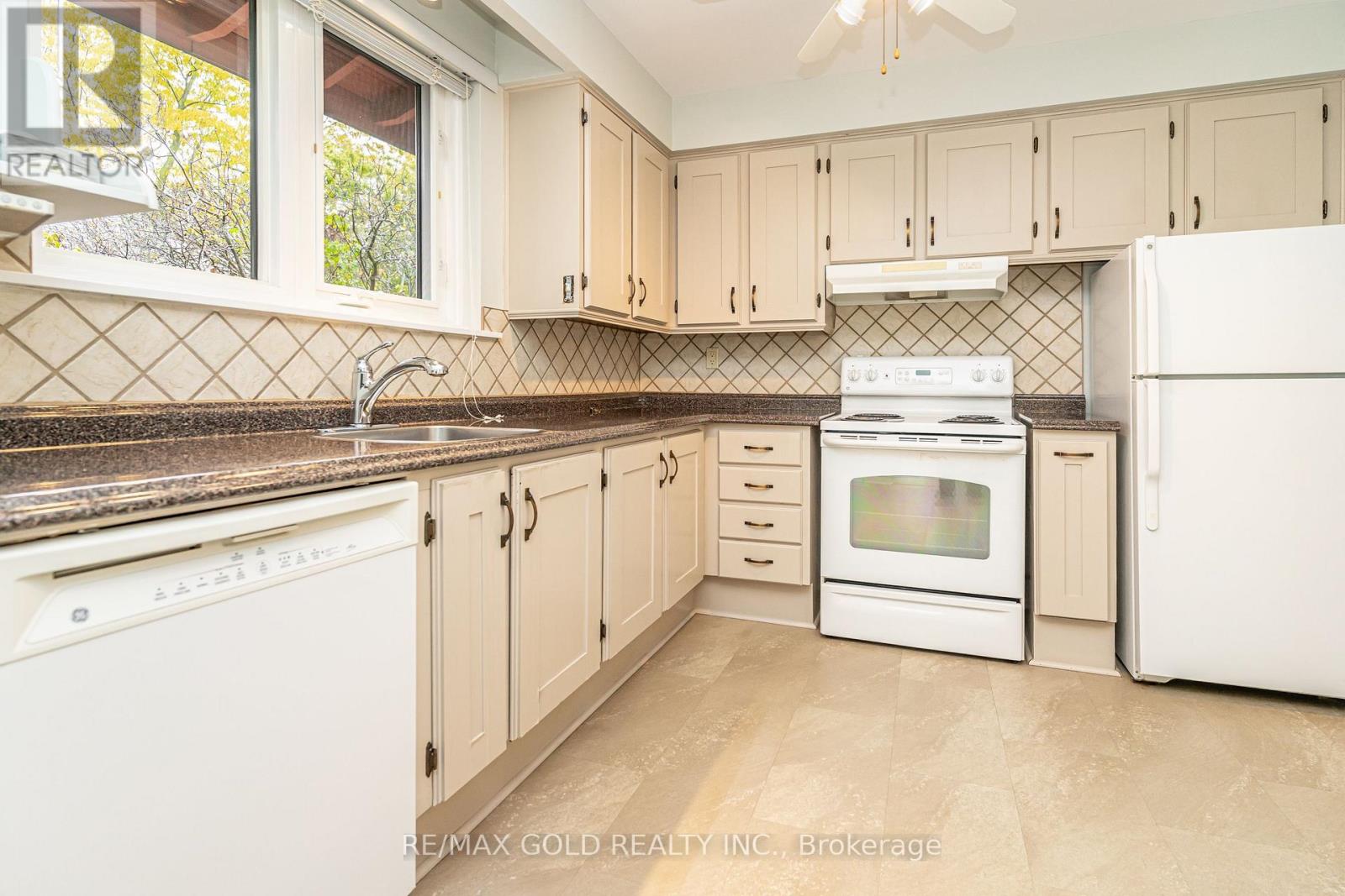 57 Alderbury Crescent, Brampton (Avondale), Ontario  L6T 1P5 - Photo 16 - W12496104