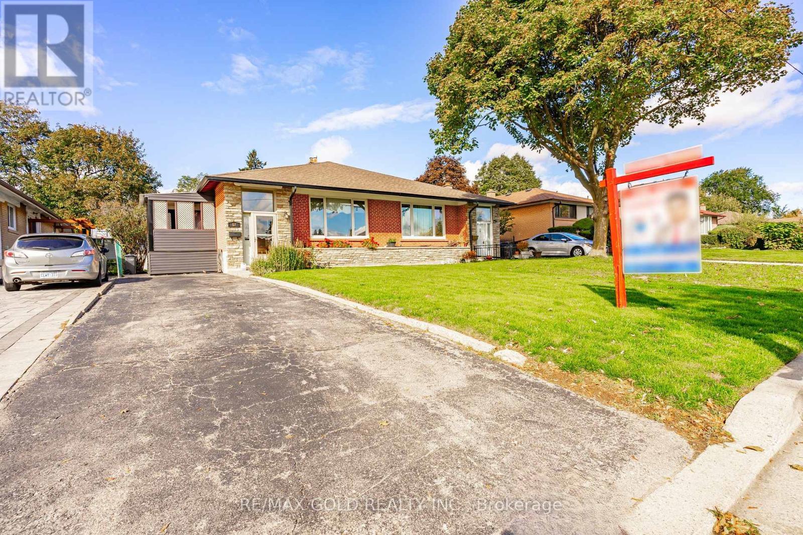 57 Alderbury Crescent, Brampton (Avondale), Ontario  L6T 1P5 - Photo 3 - W12496104