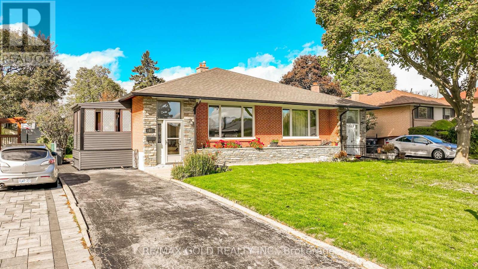 57 Alderbury Crescent, Brampton (Avondale), Ontario  L6T 1P5 - Photo 4 - W12496104