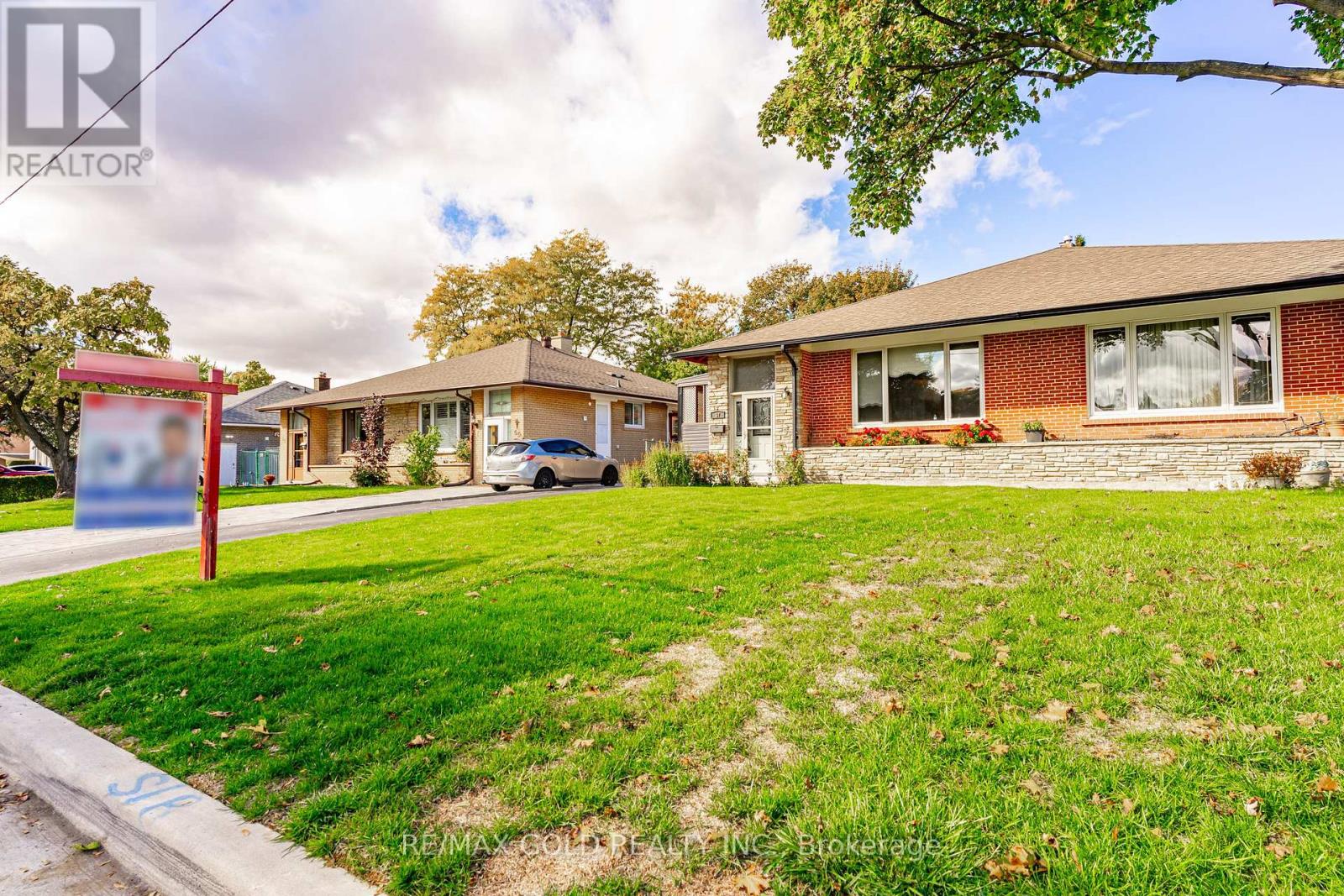 57 Alderbury Crescent, Brampton (Avondale), Ontario  L6T 1P5 - Photo 6 - W12496104