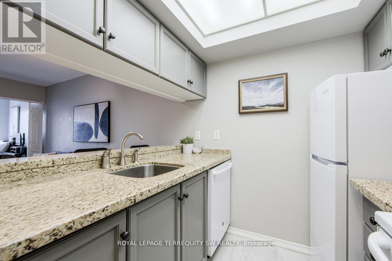 933 - 222 The Esplanade, Toronto (Waterfront Communities), Ontario  M5A 4M8 - Photo 12 - C12496486