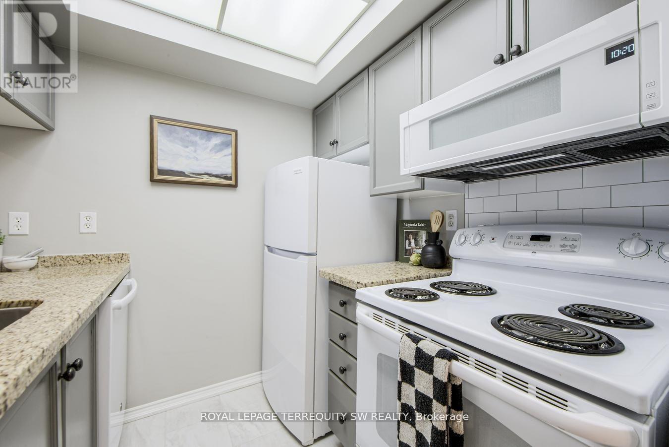 933 - 222 The Esplanade, Toronto (Waterfront Communities), Ontario  M5A 4M8 - Photo 14 - C12496486