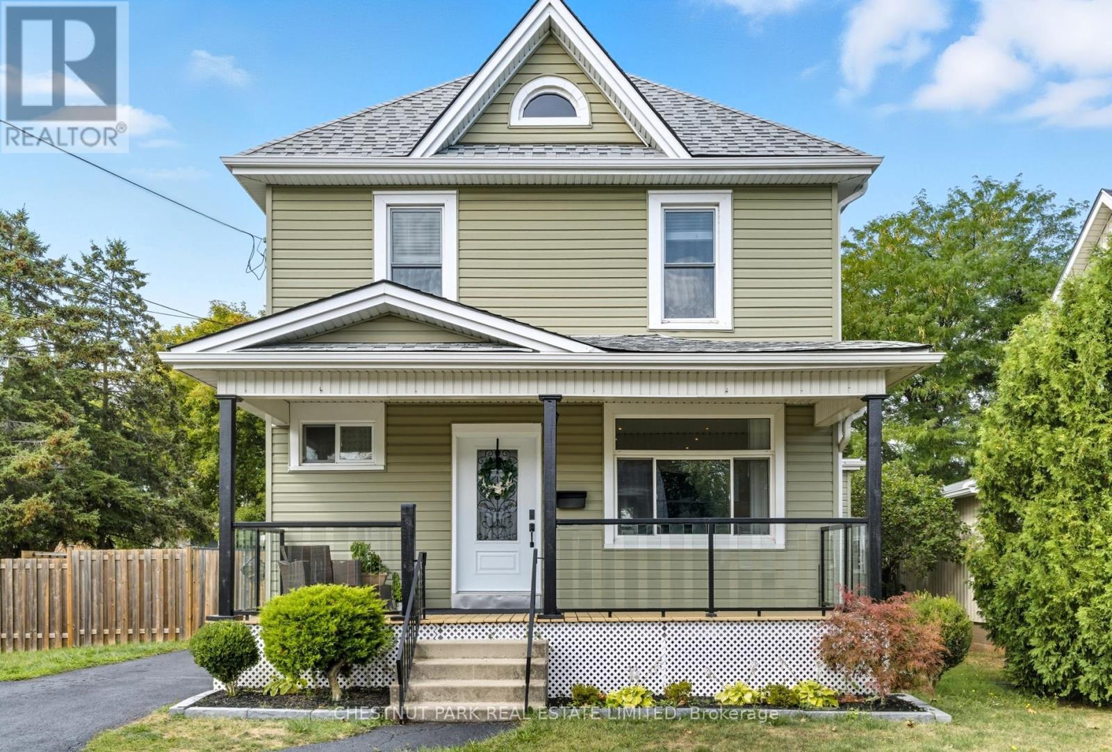 11 Fairview Road, Grimsby (Grimsby Beach), Ontario  L3M 3L1 - Photo 1 - X12496202