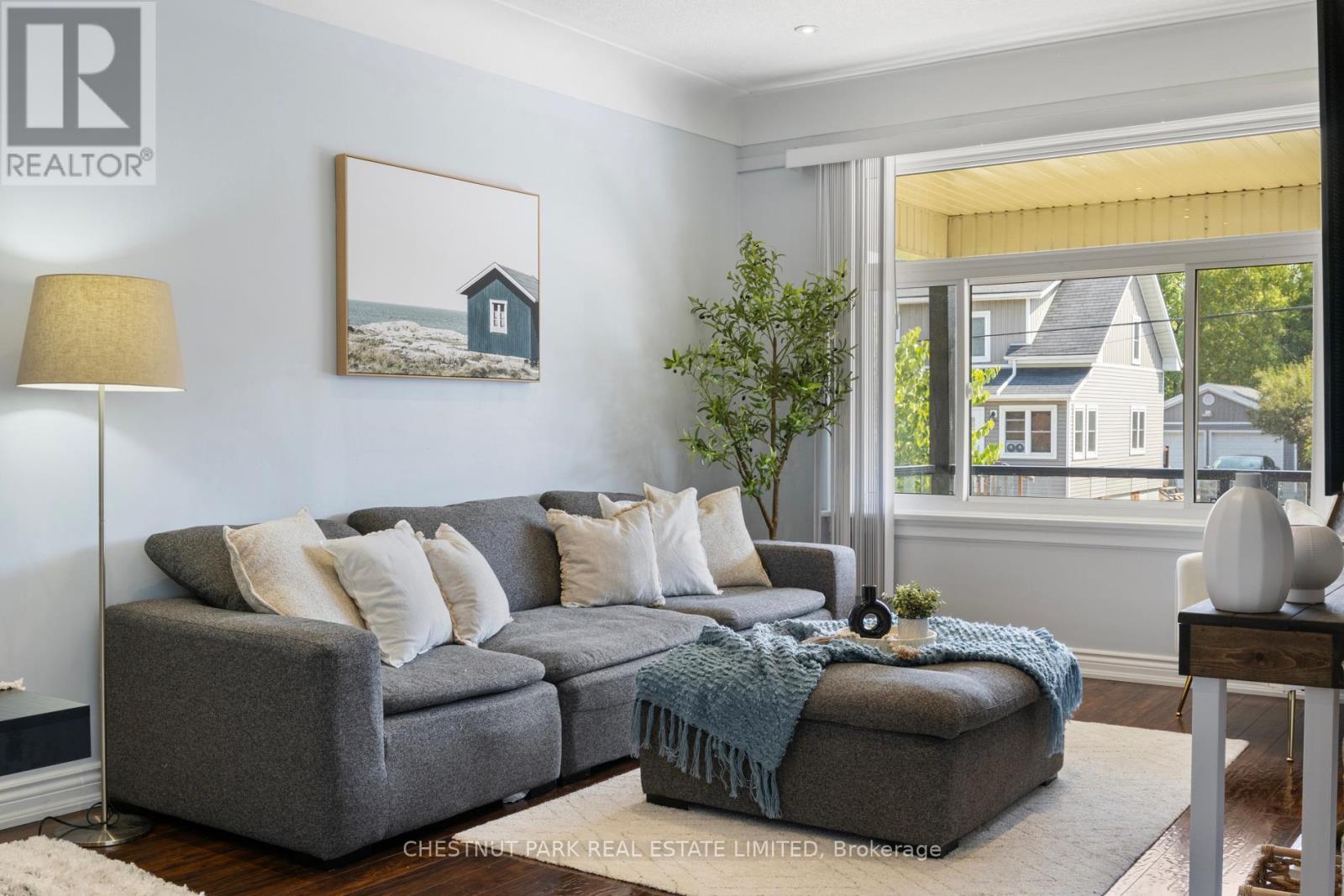 11 Fairview Road, Grimsby (Grimsby Beach), Ontario  L3M 3L1 - Photo 10 - X12496202